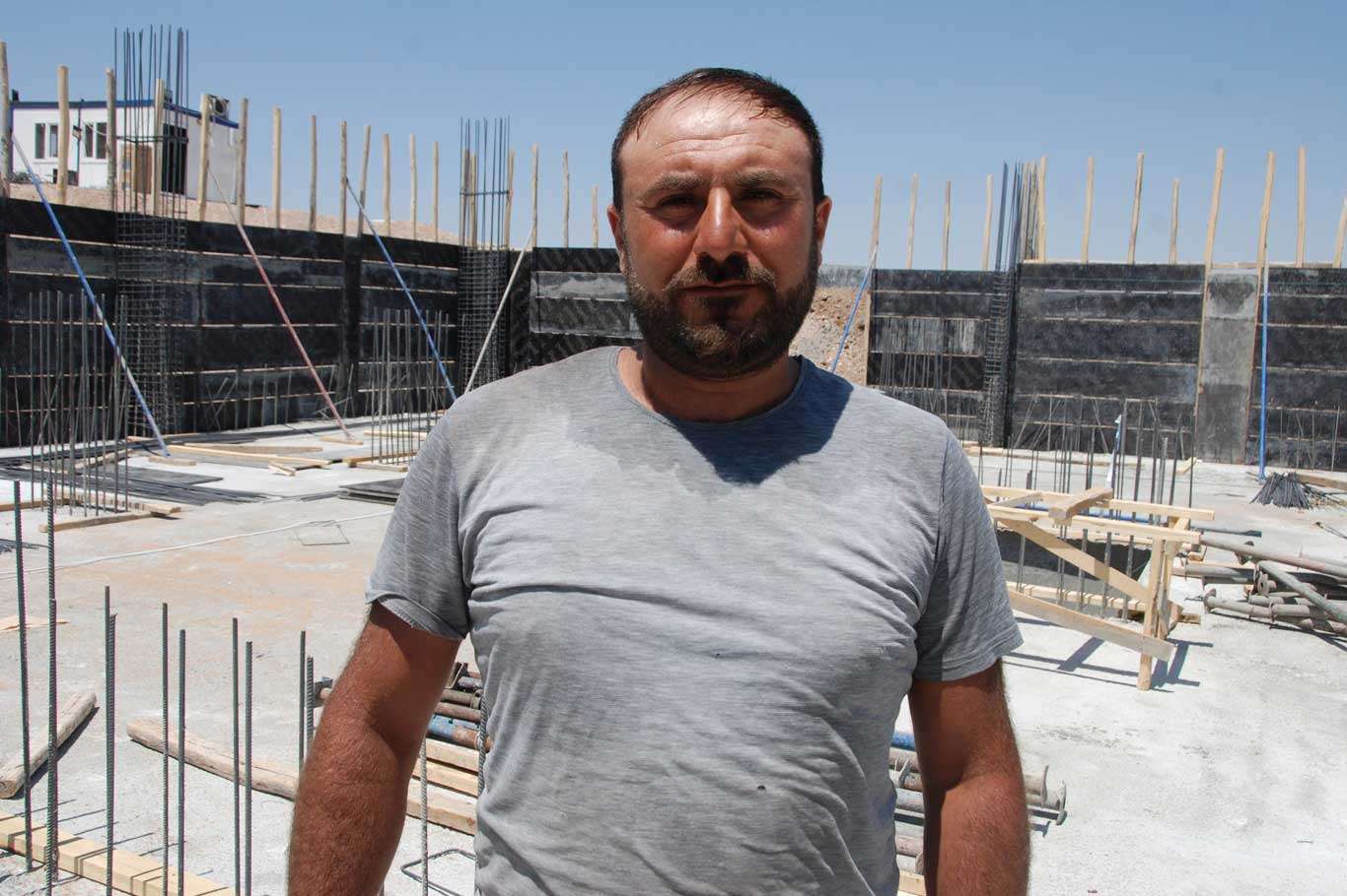 İnşaat işçileri 45 derece sıcağın altında çalışarak rızıklarını kazanıyor İnşaat işçileri 45 derece sıcağın altında çalışarak rızıklarını kazanıyor